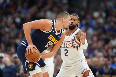 VELIKA FRKA U NBA LIGI Igrači Finiksa krenuli da se obračunaju sa Jokićem, a onda... (VIDEO)