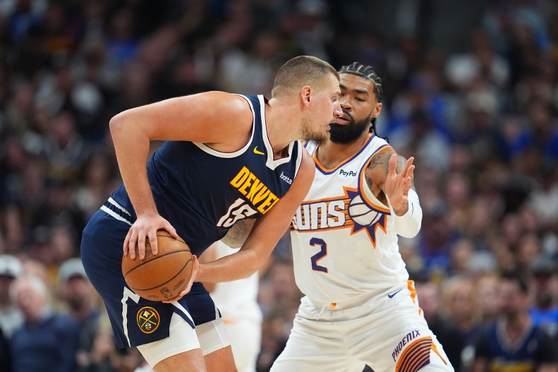 VELIKA FRKA U NBA LIGI Igrači Finiksa krenuli da se obračunaju sa Jokićem, a onda... (VIDEO)