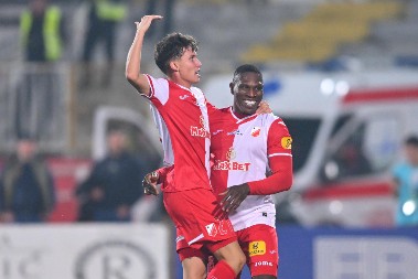 "AJMO NAGLASNIJE, DA NAS I ONI ČUJU" Fudbaler Vojvodine poveo navijanje posle pobede nad Zvezde, Kamerunac pevao iz sveg glasa (VIDEO)