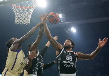 EVROLIGA SIPALA "SO NA RANU" CRNO-BELIMA Podelili nestvarnu trojku Klajburna iz svakog ugla