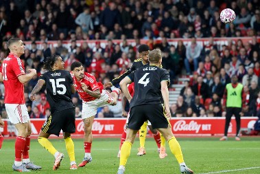 Milenkovićevi "šumari" prekinuli seriju Junajteda, Arsenal rutinski