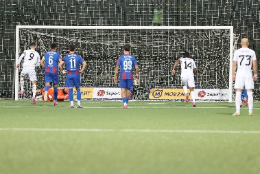 HAOS NA BANOVOM BRDU Tuča fudbalera posle meča Čukaričkog i Partizana