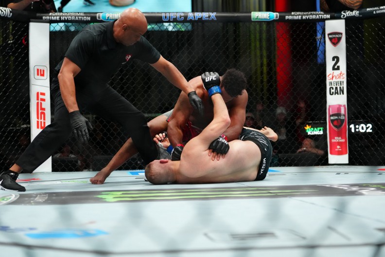 DRAMATIČAN MEČ NA MMA SCENI Hrvat prerano počeo da slavi, a onda doživeo brutalan nokaut