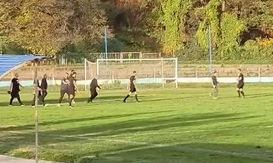 NEVEROVATNA SCENA U KOMŠILUKU Totalni haos nastao posle penala, navijači upali na teren i krenuli da tuku sudije (VIDEO)