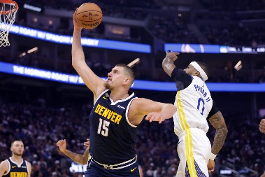 DA LI JE STVARNO TO URADIO? Nikola Jokić je toliko dobar da može da igra samo jednom rukom, ali stvarno (VIDEO)