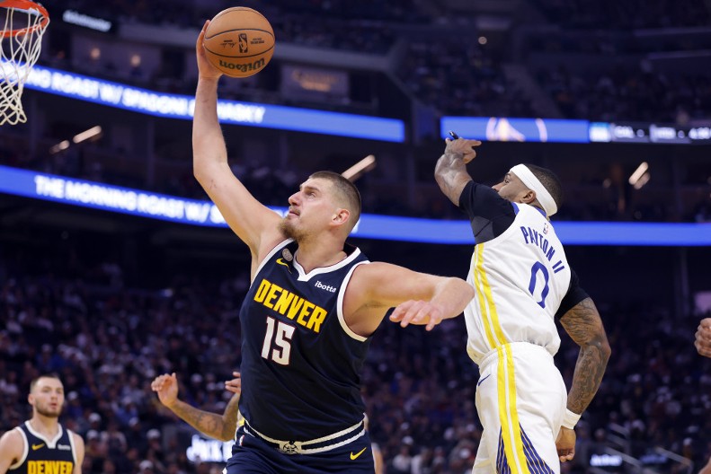 DA LI JE STVARNO TO URADIO? Nikola Jokić je toliko dobar da može da igra samo jednom rukom, ali stvarno (VIDEO)