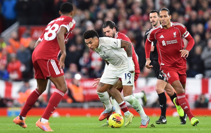 DEBAKL LIVERPULA Milenkovićev Forest silan na "Enfildu"