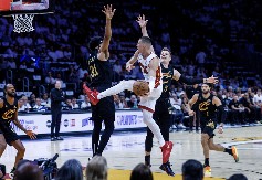 OVO JE MNOGO ZABOLELO Sudija pogodio saigrača srpskog reprezentativca u nezgodno mesto: O njenoj reakciji svi pričaju (VIDEO)