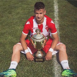 KOPAČKE ZAMENIO MAKAZICAMA I MAŠINICOM Igrao Ligu šampiona sa Zvezdom, nosio dres reprezentacije, a sada radi kao frizer i šiša Radonjića i Erakovića (VIDEO)