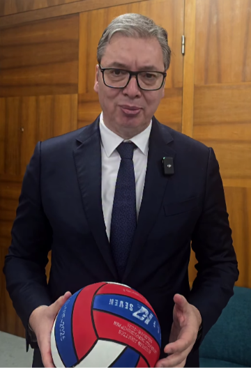 VUČIĆ DOBIO ŠAMPIONSKI POKLON OD VATERPOLISTA "Potpisali su je momci, čuvaćemo je ovde u Predsedništvu" (VIDEO)