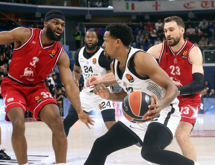 ARMANI - PARTIZAN Mogu li crno-beli do preokreta?