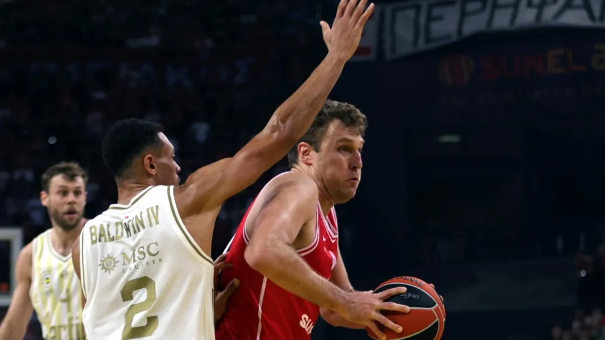 Vezenkov tragičar: Fenerbahče srušio Olimpijakos u Pireju 