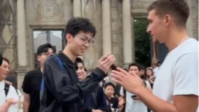Hit scena: Bogdan Bogdanović tražio pet dolara od navijača (VIDEO)