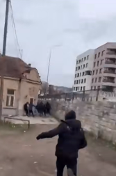 HAOS NA ULICAMA NIŠA "Meraklije" napale navijače Partizana, letele kamenice (VIDEO)