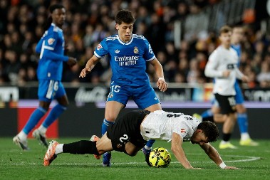 ZVEZDA REALA PROLAZI KROZ PAKAO "Maltretiraju ga u svlačionici..." 