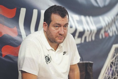 TAKO SE ISKOVALA KRUNA Uroš Stevanović otkrio glavni motiv „delfinima“ na nedavnom Evropskom prvenstvu: Zlato je i njihovo!