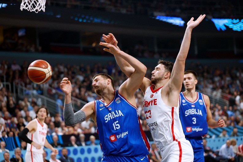 OVO JE MALO KO OČEKIVAO Ljuti rivali na terenu, a sada je "bejbi Jokić" šokirao sve reakcijom prema Džokeru