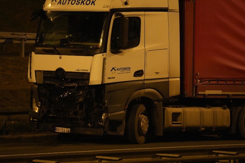 POTPUNO SMRSKAN PREDNJI DEO KAMIONA Pojavile se fotografije sa mesta pogibije Tatjane Ječmenice