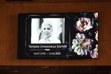 SESTRA JECA U SUZAMA, ČELNICI TSS ODRŽALI EMOTIVAN GOVOR Potresne scene na komemoraciji Tatjane Ječmenice