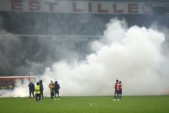 HAOS POSLE ZVEZDINE UTAKMICE Policija bacila suzavac na "delije" 