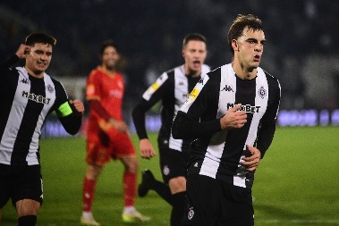 MILOŠEVIĆ U DRUGOM PLANU U VERDERU: Znam da je nesrećan, nek pokaže da grešim