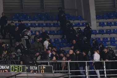 POTPUNA LUDNICA U NIŠU Meč se uskoro nastavlja, sudije se vratile na teren