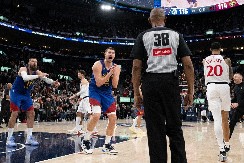 HAOS NA UTAKMICI DENVERA Jokićev saigrač se sukobio sa trojicom (VIDEO)