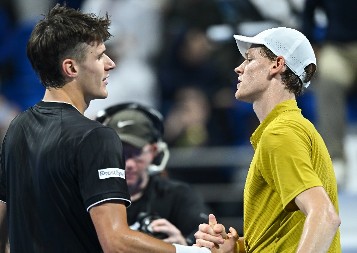 NOVO TENISKO ČUDO OD KOG STREPE SINER I ALKARAZ Srušio najvećeg svih vremena u finalu, posle jednog poziva Srbina život mu se promenio iz korena