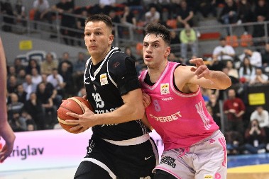 ŠUTIRAO KLUPU I VIKAO "JEL STE VI NORMALNI" Arijan Lakić pobesneo zbog očajne igre Partizana