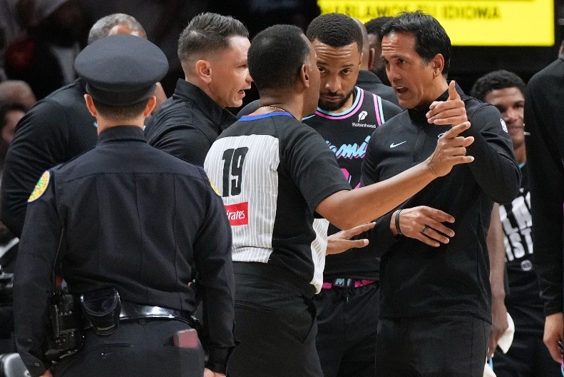 ŽESTOKA TUČA U NBA Udario ga s leđa, a onda je nastao potpuni haos (VIDEO)