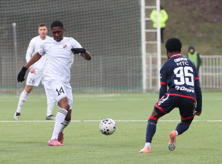 BAŠ UŽIVA NA BRDU Sisoko produžio ugovor sa Čukom, čeka se i srpski pasoš 