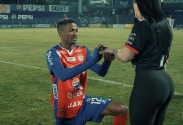 DŽABA JE KLEČAO Kostarikanac oduševio svet prosidbom na terenu, tri dana kasnije dobio pedalu!