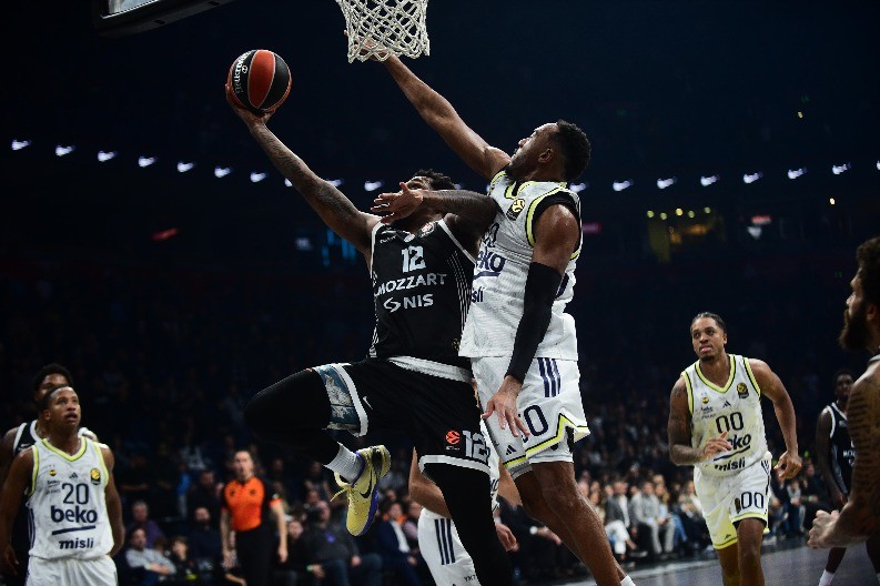 FENERBAHČE - PARTIZAN Odlična igra i prednost crno-belih