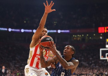 CRVENA ZVEZDA - EFES Velika bitka u Areni! Crveno-beli igraju mnogo bolje i vode!