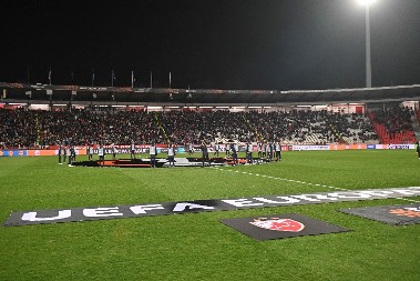 CRVENO-BELI PRED VELIKOM ZARADOM Zvezdi se smeši zarada od 5.000.000