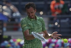 RUS DRŽAO ČAS TENISA Medvedev prvi finalista Dubaija