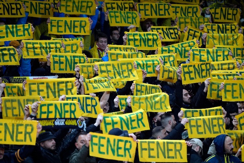 EPSKI SKANDAL U LIGI EVROPE Navijači Fenerbahčea napravili haos na tribini tokom meča sa Notingemom