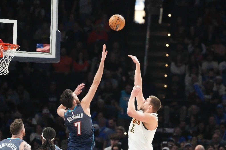 JOKIĆ HTEO DA BIJE PROVOKATORA, PA PAO U PRODUŽETKU Uzalud novi Nikolin tripl-dabli, Denver izgubio od šampiona posle drame