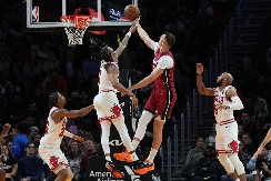 NIKOLA JOVIĆ UČIO SAIGRAČE SRPSKI Njihove reakcije su potpuni hit, a jedna reč ih je srkoz dotukla (VIDEO)