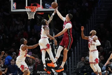 NIKOLA JOVIĆ UČIO SAIGRAČE SRPSKI Njihove reakcije su potpuni hit, a jedna reč ih je srkoz dotukla (VIDEO)