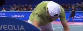 BIZARNO Pogledao telefon pa izgubio meč, svet tenisa trese strašan skandal (VIDEO)
