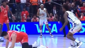 MICIĆ OBOREN S NOGU, BUKVALNO Košarkaš Valensije Vasi "izlomio kolena", nije znao šta ga je snašlo (VIDEO)