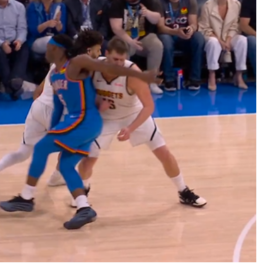 BRUKA I SRAMOTA Isti igrač opet hteo da povredi Jokića: Strašan udarac u Srbinovo lice (VIDEO)