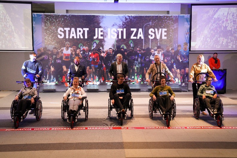 SPORT JE ISTI ZA SVE Heroji BG maratona poklonili trkačka kolica Sportskom savezu osoba sa invaliditetom