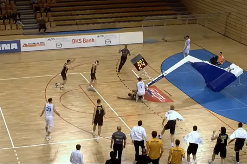 JEZIVA SCENA U HRVATSKOJ Igrač Splita srušio konstrukciju koša, utakmica prekinuta 