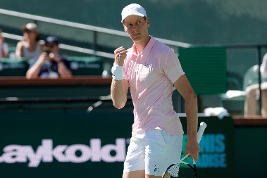 SINER U FINALU Italijan srušio Zvereva i sada čeka Alkaraza