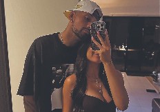 NOVA MUZA Australijanac daleko od ozbiljnog tenisa, a uvek blizu lepih devojaka, evo je još jedna...