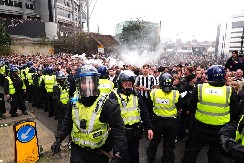TUČA PRETHODILA DERBIJU Lekari oživljavali jednu osobu, kamenovani autobusi sa igračima