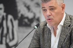 SRPSKI TRENER U CENTRU SKANDALA Savo Milošević gledao tuču navijača sa policijom, utakmica produžena 23 minuta 