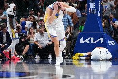 JEZIVE SCENE Košarkašu Golden Stejta stradalo koleno, svi se hvatali za glavu od prizora (VIDEO)